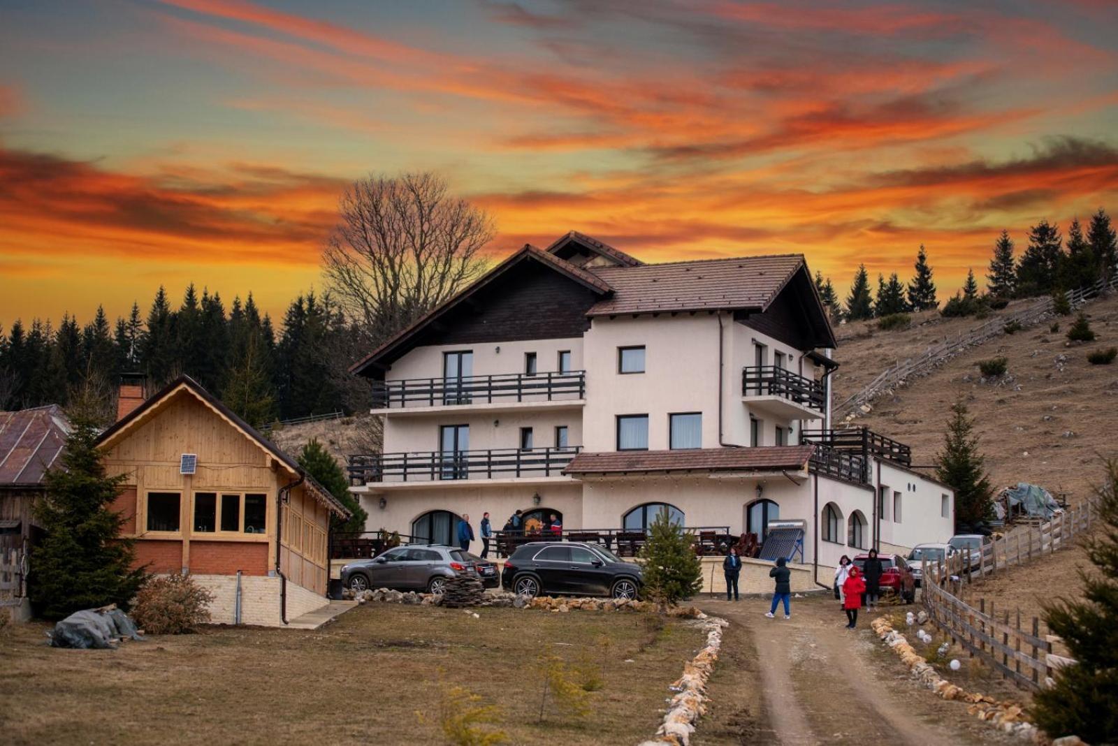La Rocca Hotell Fundata Exteriör bild